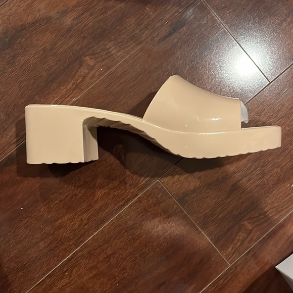 ⭐️NIB - Wild Diva Lounge - Nude Slides with 2" Heel - Womans Size 7 - Picture 2 of 4